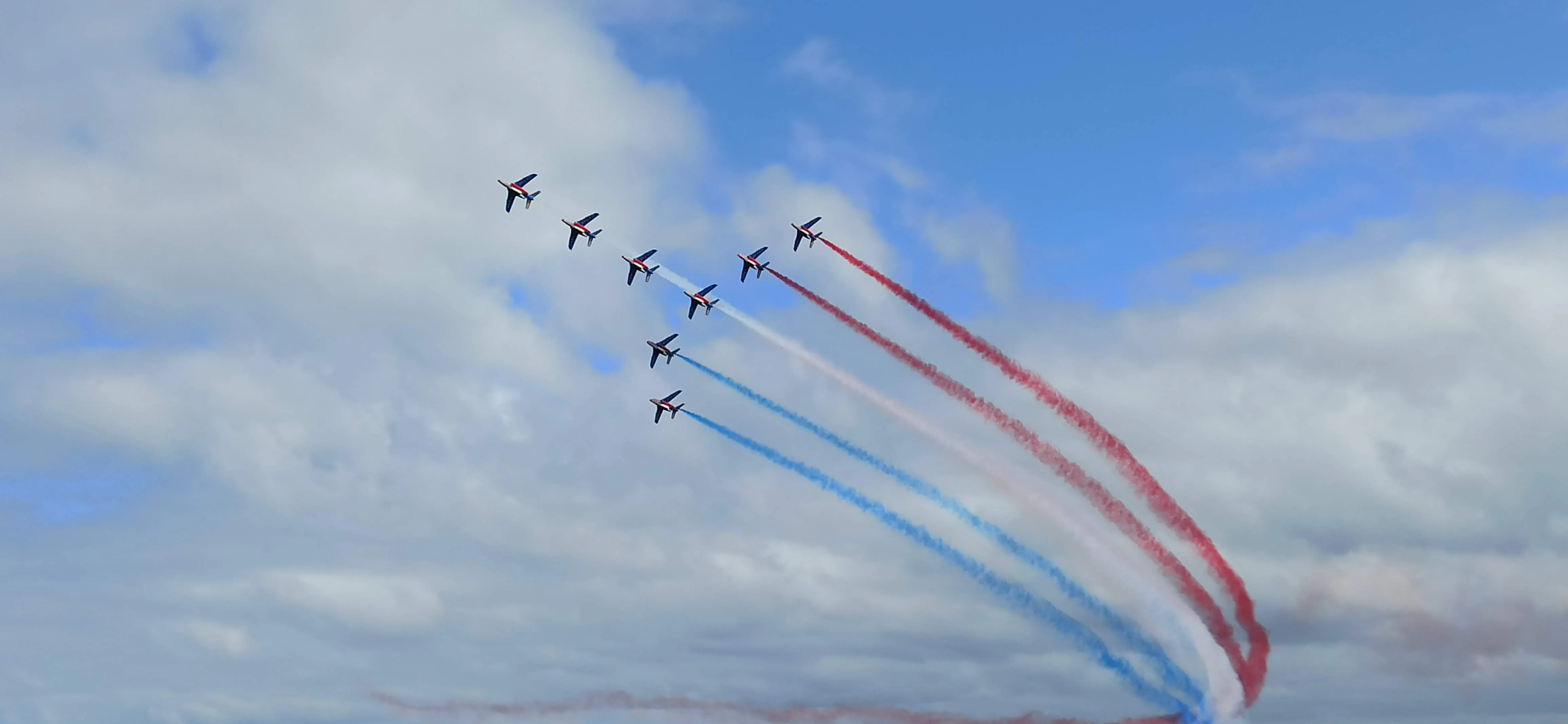 Formation en vol, fumigènes tricolores